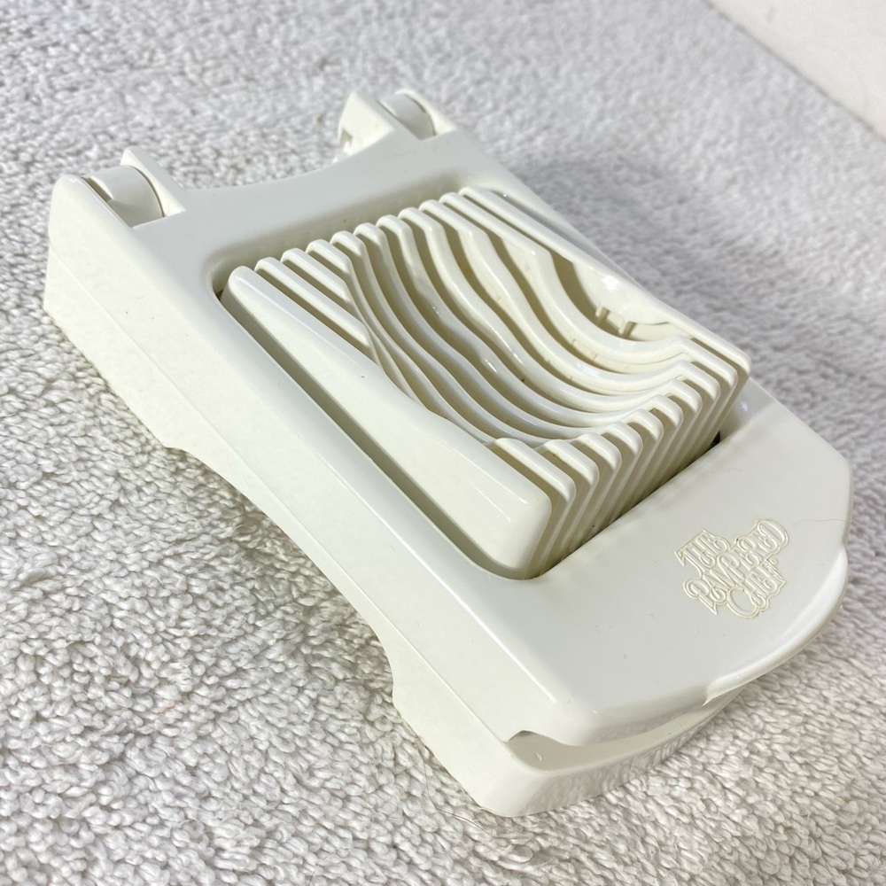 5/$35 Vintage The Pampered Chef White Egg Slicer Plus